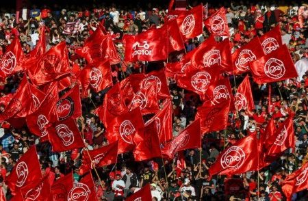 برگزاری جشن قهرمانی تراکتور در ورزشگاه یادگار امام تبریز مدیرعامل باشگاه تراکتور گفت: جشن قهرمانی تراکتور با حضور پیشکسوتان و چهره‌های ملی و استانی در ورزشگاه یادگار امام (ره) برگزار می‌شود.