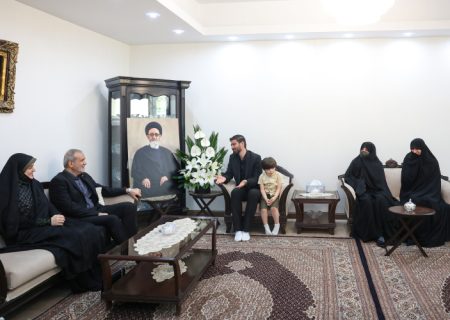 رئیس جمهور با حضور در منزل 2 تن دیگر از شهدای خدمت، با خانواده آنان دیدار و گفت‌وگو کرد.