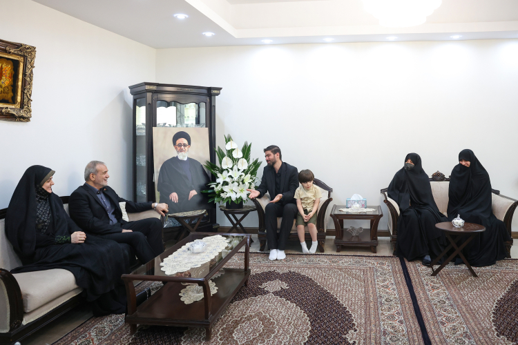 رئیس جمهور با حضور در منزل 2 تن دیگر از شهدای خدمت، با خانواده آنان دیدار و گفتوگو کرد.