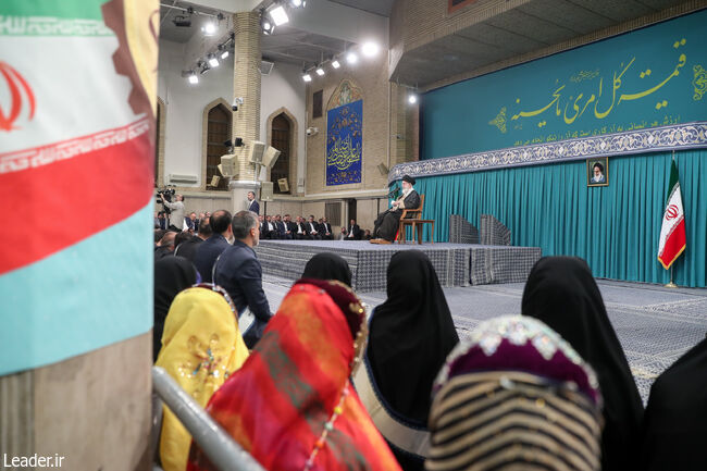 در دیدار هزاران نفر از کارگران سراسر کشور پشتیبانی تمام قد رهبر انقلاب از جامعه کارگری