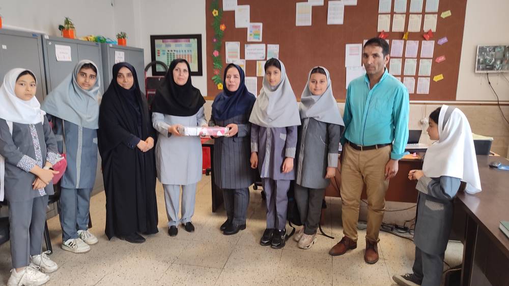 ادای احترام به معلمان با زبان کتاب؛ برنامههای فرهنگی هفته معلم در کتابخانههای عمومی استان تهران