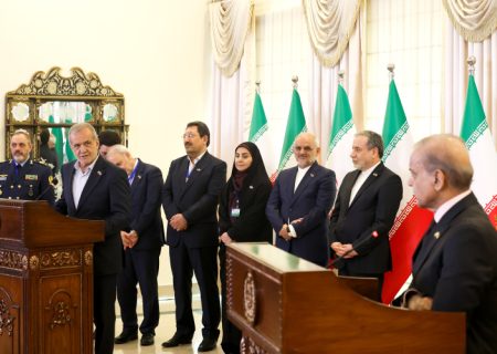 رئیس‌جمهور پزشکیان در نشست مطبوعاتی مشترک با نخست وزیر پاکستان مطرح کرد: تداوم تجاوزات رژیم صهیونیستی ضرورت اجماع منطقه‌ای و جهانی علیه این رژیم را آشکار کرد