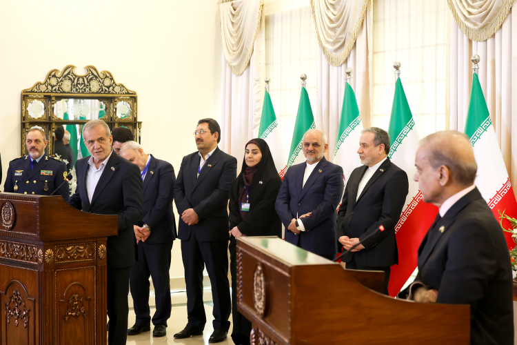 رئیسجمهور پزشکیان در نشست مطبوعاتی مشترک با نخست وزیر پاکستان مطرح کرد: تداوم تجاوزات رژیم صهیونیستی ضرورت اجماع منطقهای و جهانی علیه این رژیم را آشکار کرد
