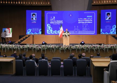 انسان واقعی کسی است که با تمام وجود، دانایی و علمش برای گره‌گشایی از مشکلات تلاش کند