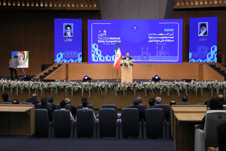 انسان واقعی کسی است که با تمام وجود، دانایی و علمش برای گره‌گشایی از مشکلات تلاش کند