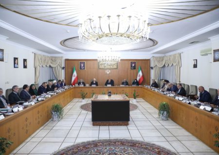 بهبود معیشت مردم باید بر همه بخش‌ها تقدم داشته باشد